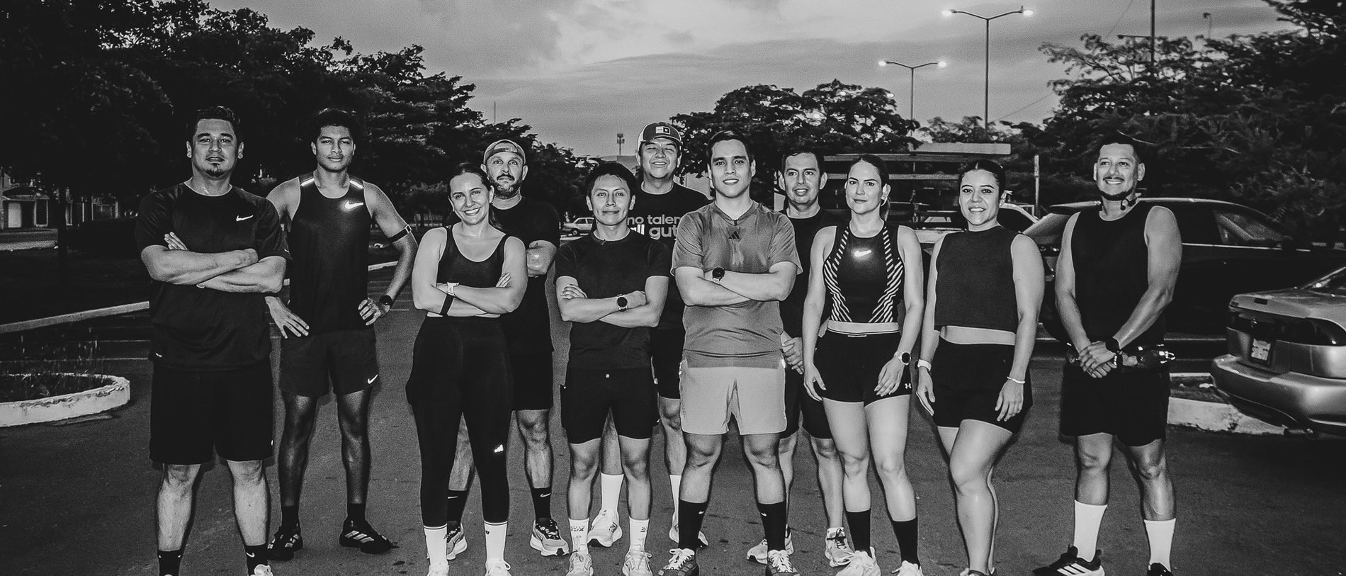 Atletas de ATP Endurance entrenando de noche en Machala
